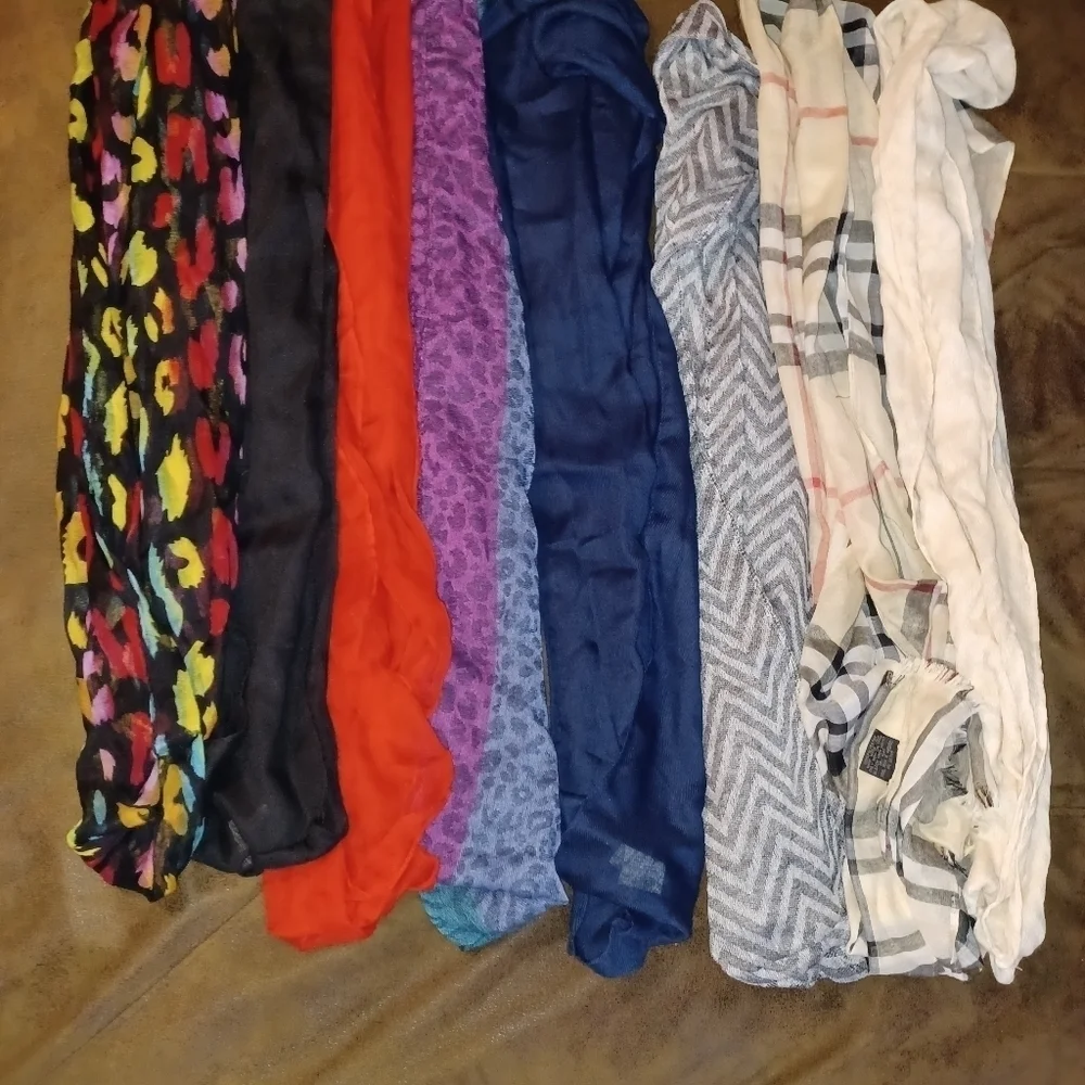 BUNDLE OF SCARFS, (8)